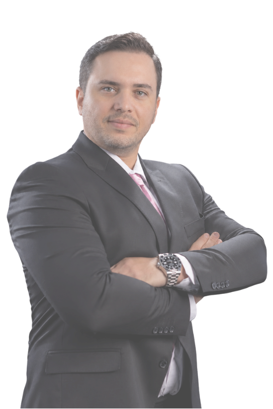 Dr. Lucas Raimundo de Carvalho Junior, advogado, usando terno escuro e gravata rosa